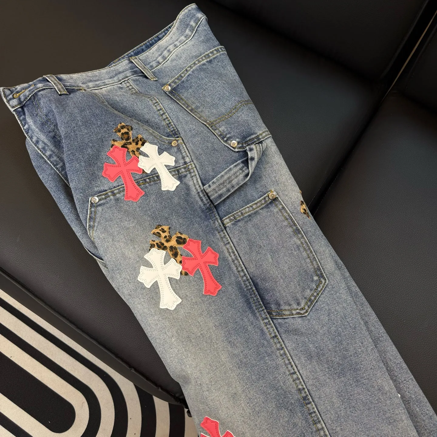 P280 Style number: D314 Chrome Hearts Chrome Hearts workwear pink leopard print washed blue jeans Size: s-XXL (28 30 32 34 36) Color: washed blue Size reference 28 pants length 100 waist 72 30 pants length 101 waist 76 32 pants length 103 waist 80 34 pants length 104 waist 84 36 pants length 106 waist 88